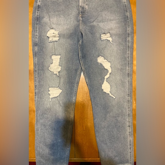 Women’s Size 15L Hollister Curvy Ultra High Rise Mom Distressed Jeans - Picture 4 of 16